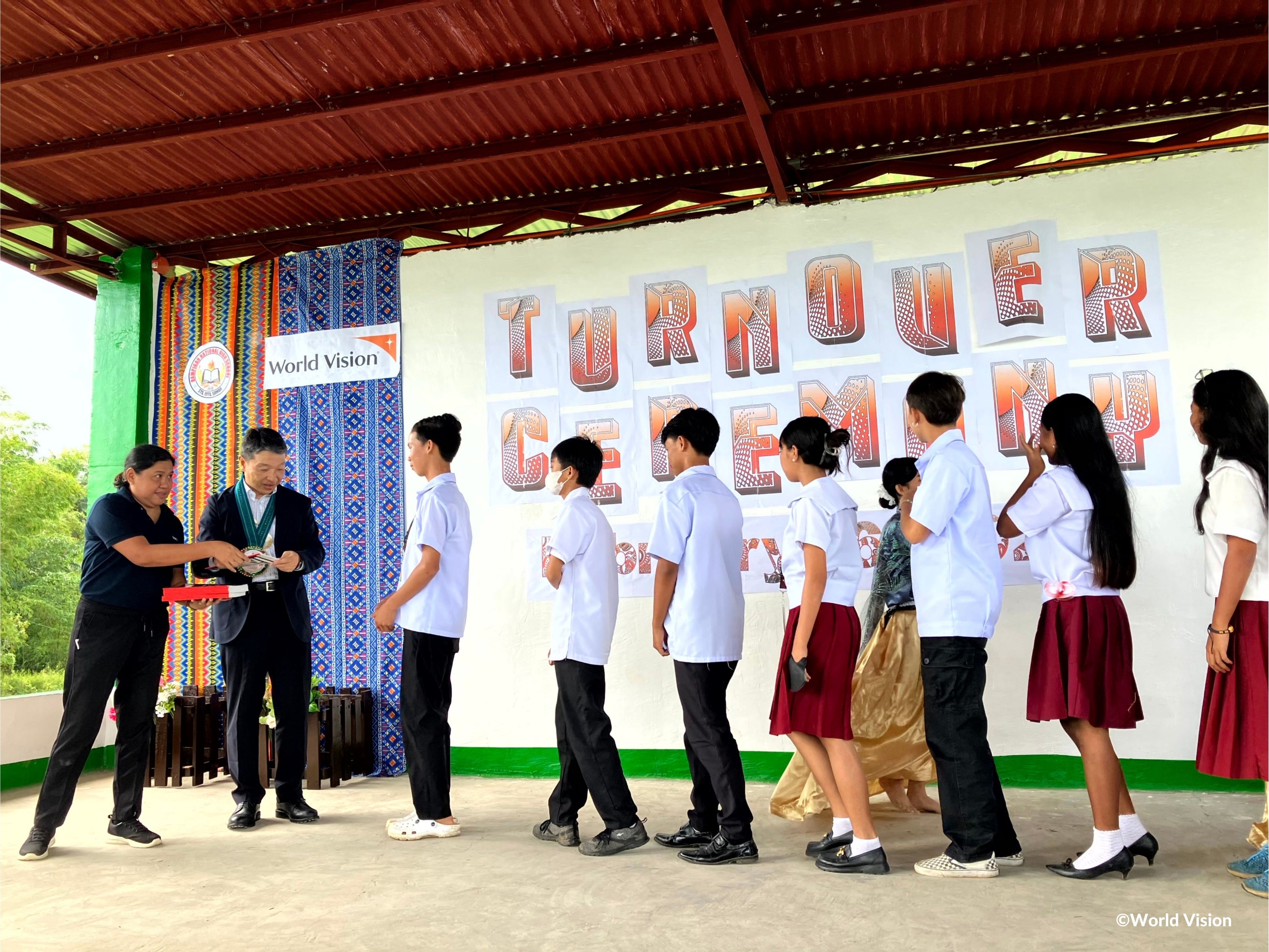 生徒へ学用品を贈呈する様子