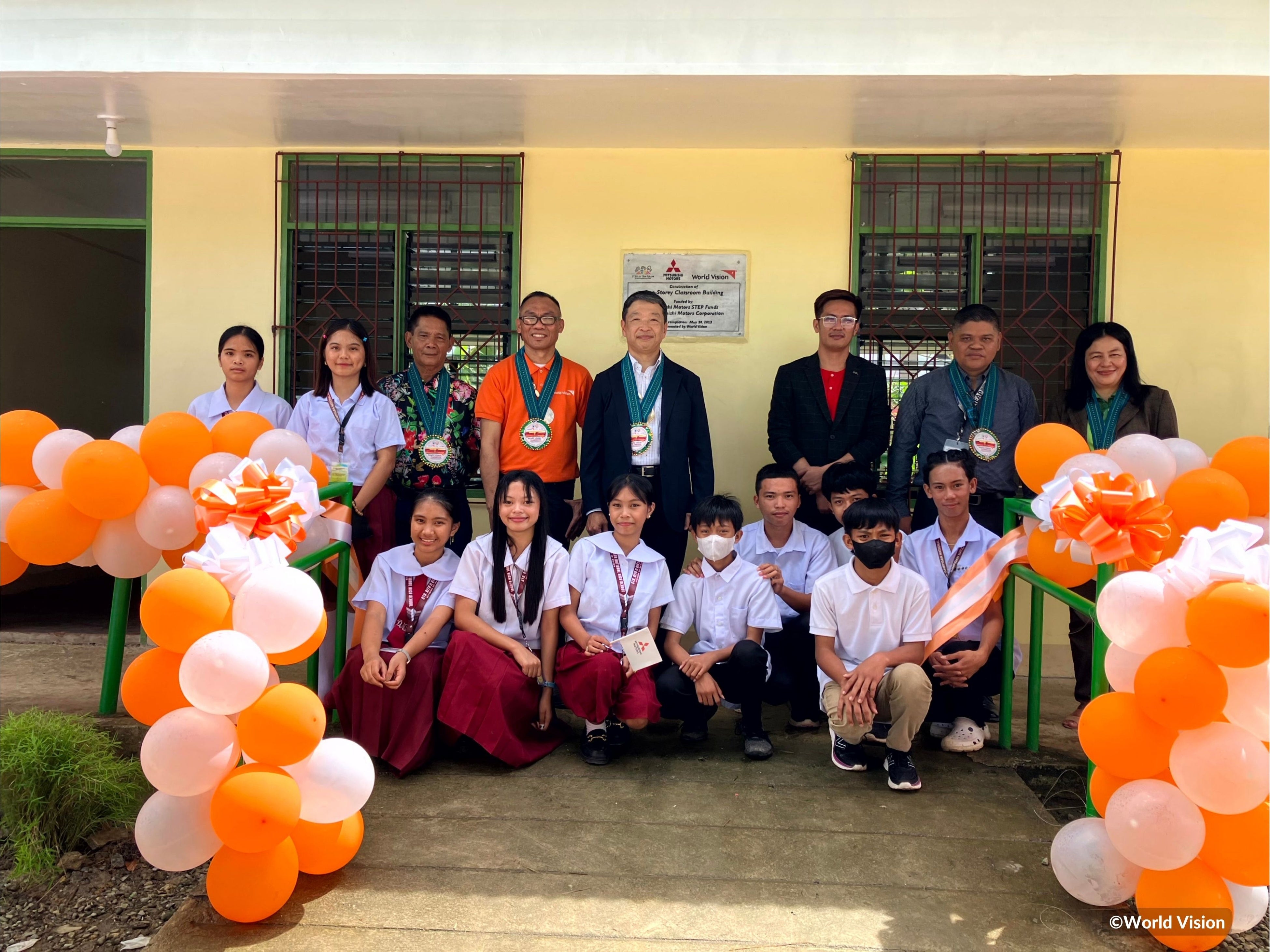 新校舎の前で校舎を使用する10年生の生徒たちと