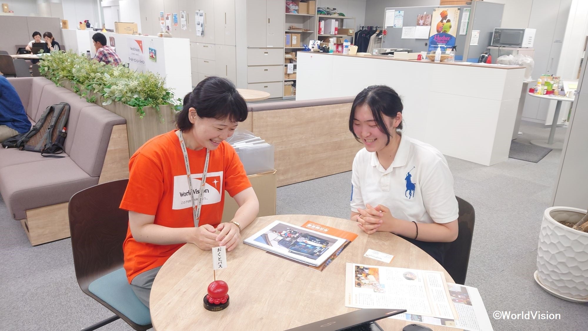 CFSを担当し、小学生当時の小林さんを知る松本スタッフ（左）。「え！ よく覚えていますね！」と驚く小林さん（右）於：WVJ事務所、2023年7月