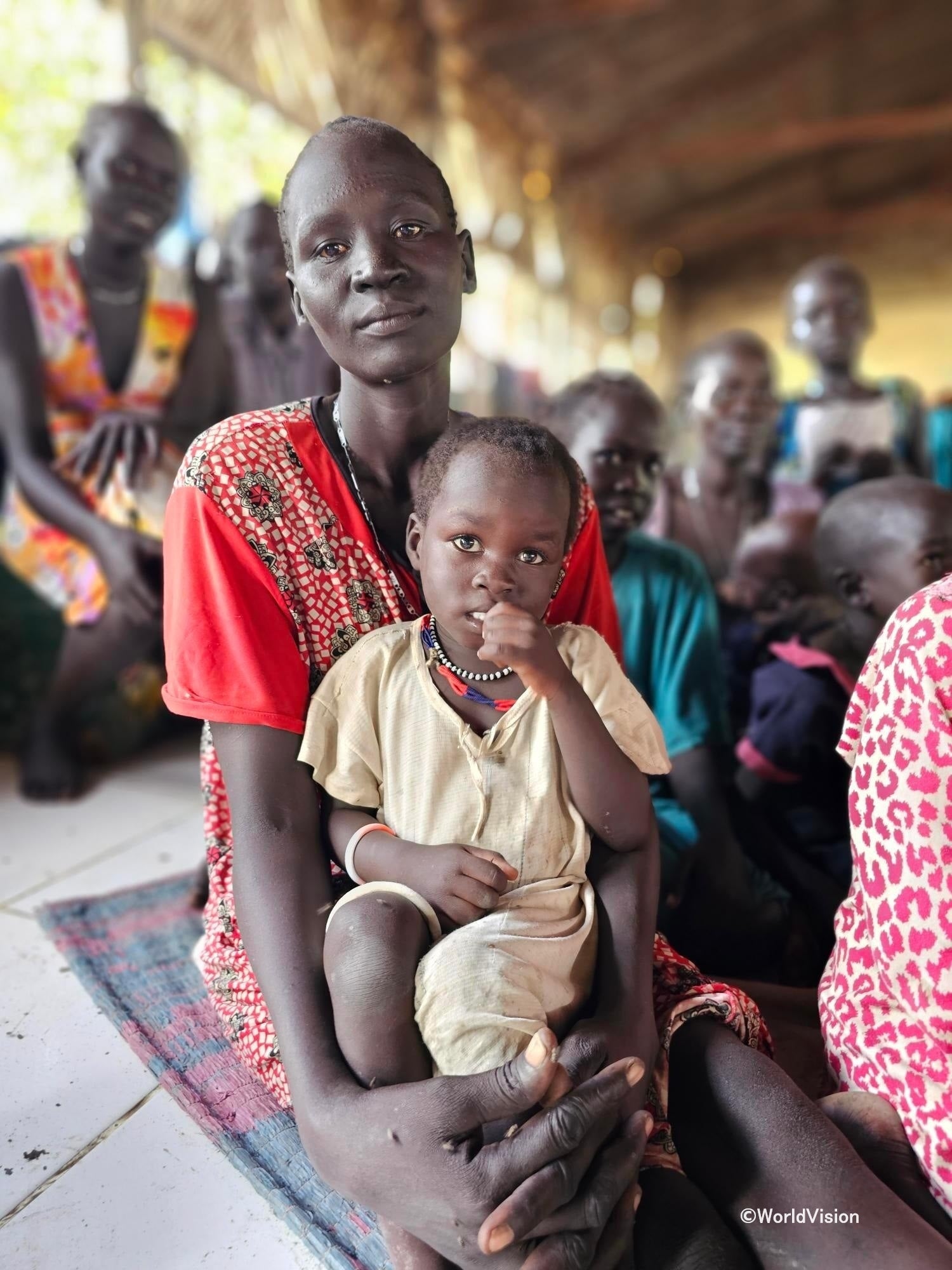 南スーダンのマラカルに設置されたセンターにて、スーダンから生き延びるための逃れてきた母子。元々は南スーダンに住んでいたが居住地域の治安悪化をうけてスーダンに逃れ、今回の紛争で再び避難を余儀なくされました