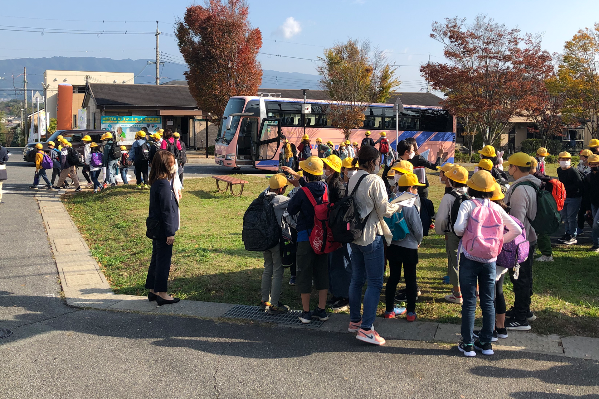 さつき台に到着し、各グループに分かれて見学スタート