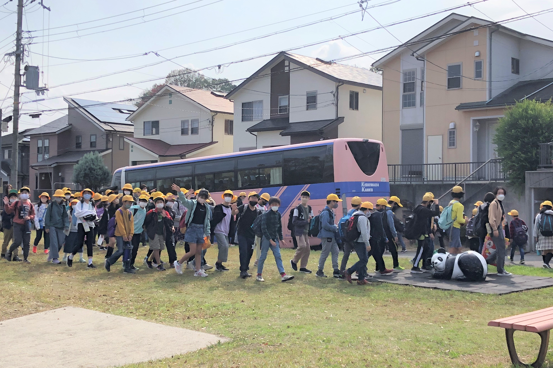 さつき台での見学を終え、手を振って見送りました