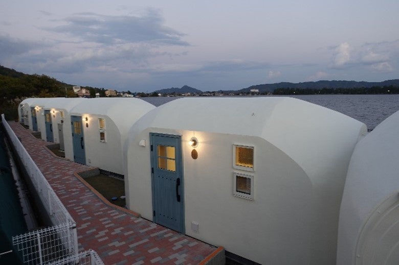 卵をイメージしたフォルムの「HESTA SMART VILLA」。向こう岸に見えるのが天橋立。