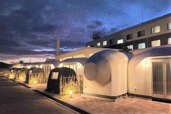 グランピング施設でカニを堪能！？エッグ型の新感覚リゾート「HESTA