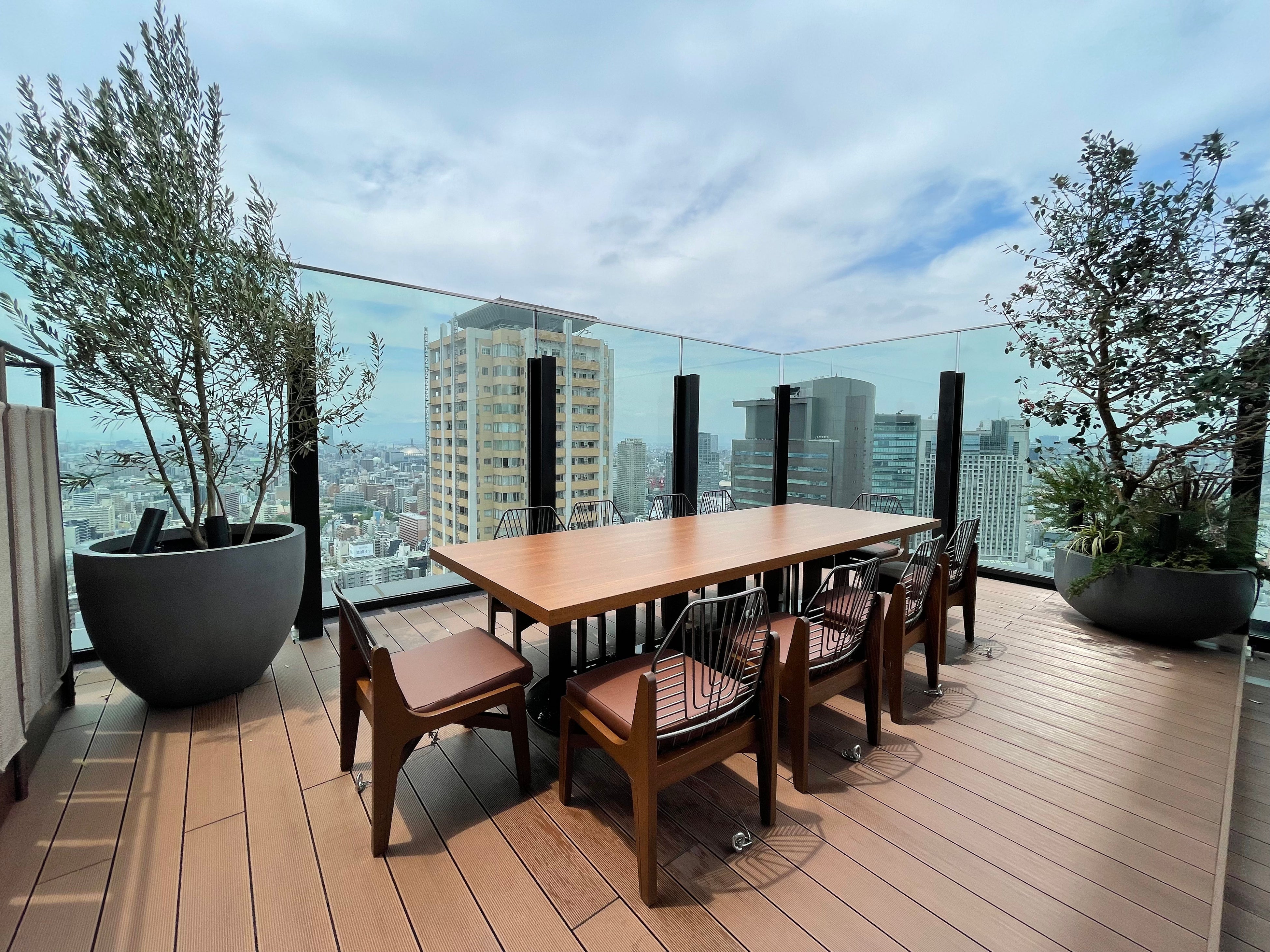 センタラグランドホテル大阪33階 ルーフトップレストラン「クルードデッキ」写真