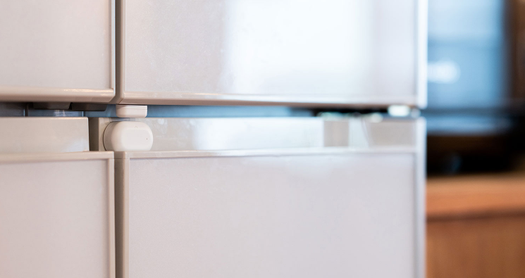 使用例）冷蔵庫に窓センサーを貼付