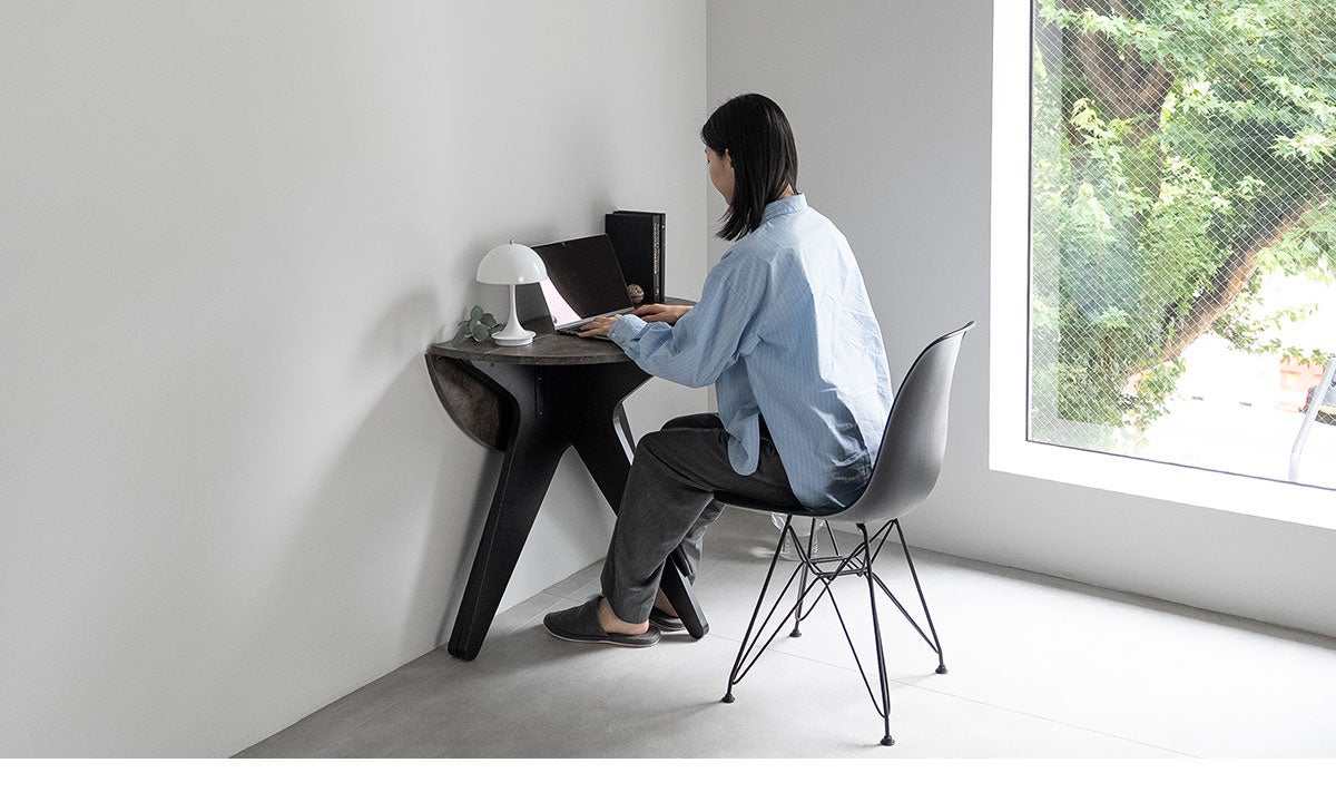 たたむ”の専門家がつくった、1台でダイニングにもデスクにもなる