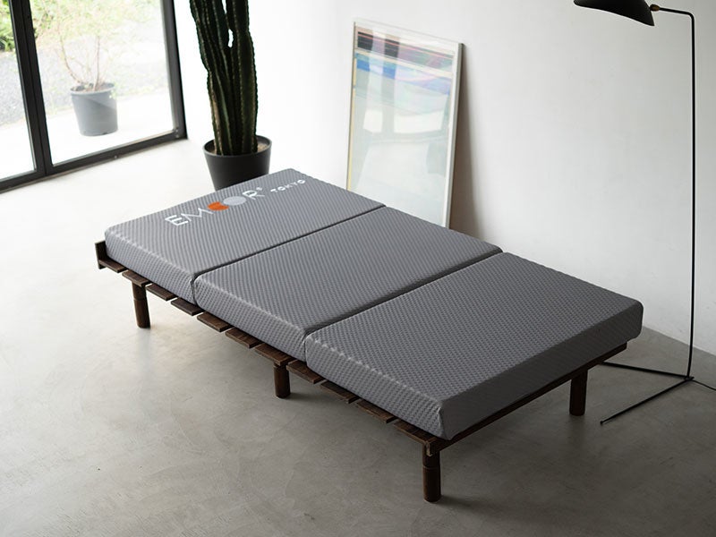 ベッドマットレスと敷き布団の長所を合わせた三つ折りマットレス