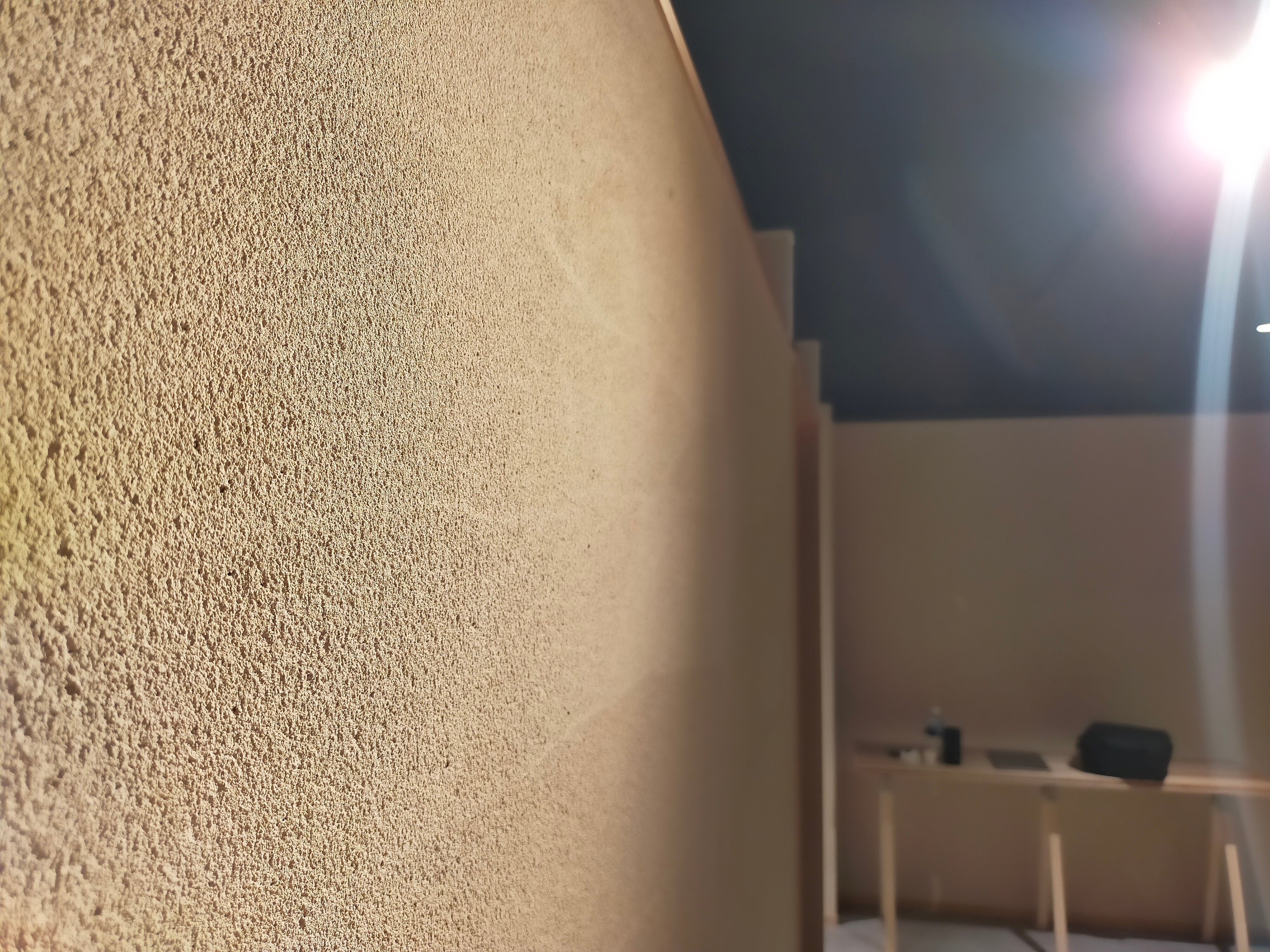 壁には珪藻土、天井には天然炭