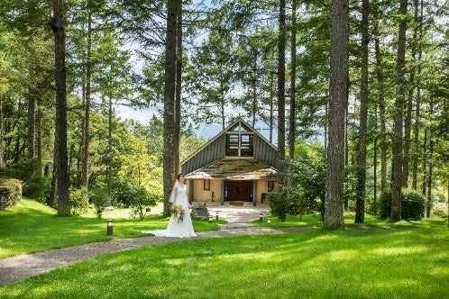 自然に溶け込むチャペル外観