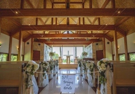 太陽の光が注ぐチャペル内観