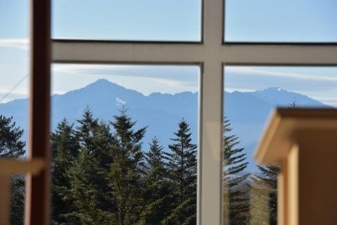 十字架の奥に広がる南アルプス