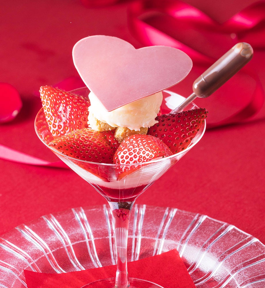 「赤いフルーツとルビーチョコレートのパフェ」