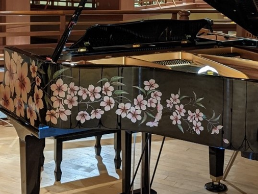 会津伝統工芸・会津漆器と音楽が融合した会津蒔絵ピアノ「花明かり」を