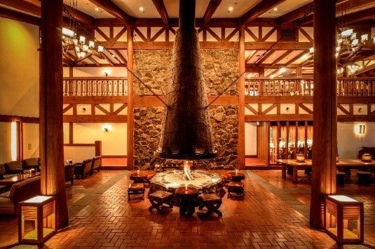 館内中央にある暖炉