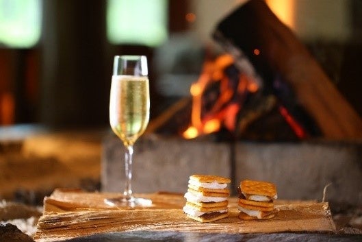 暖炉で愉しむ焼きマシュマロ