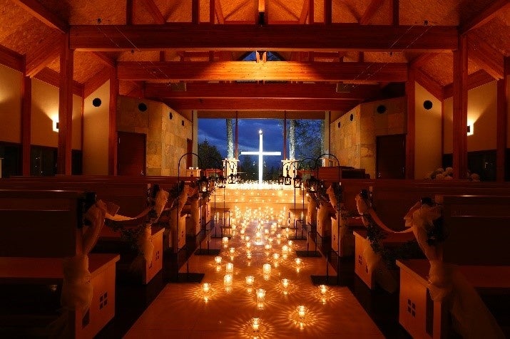 あたたかなキャンドルの灯るチャペル内