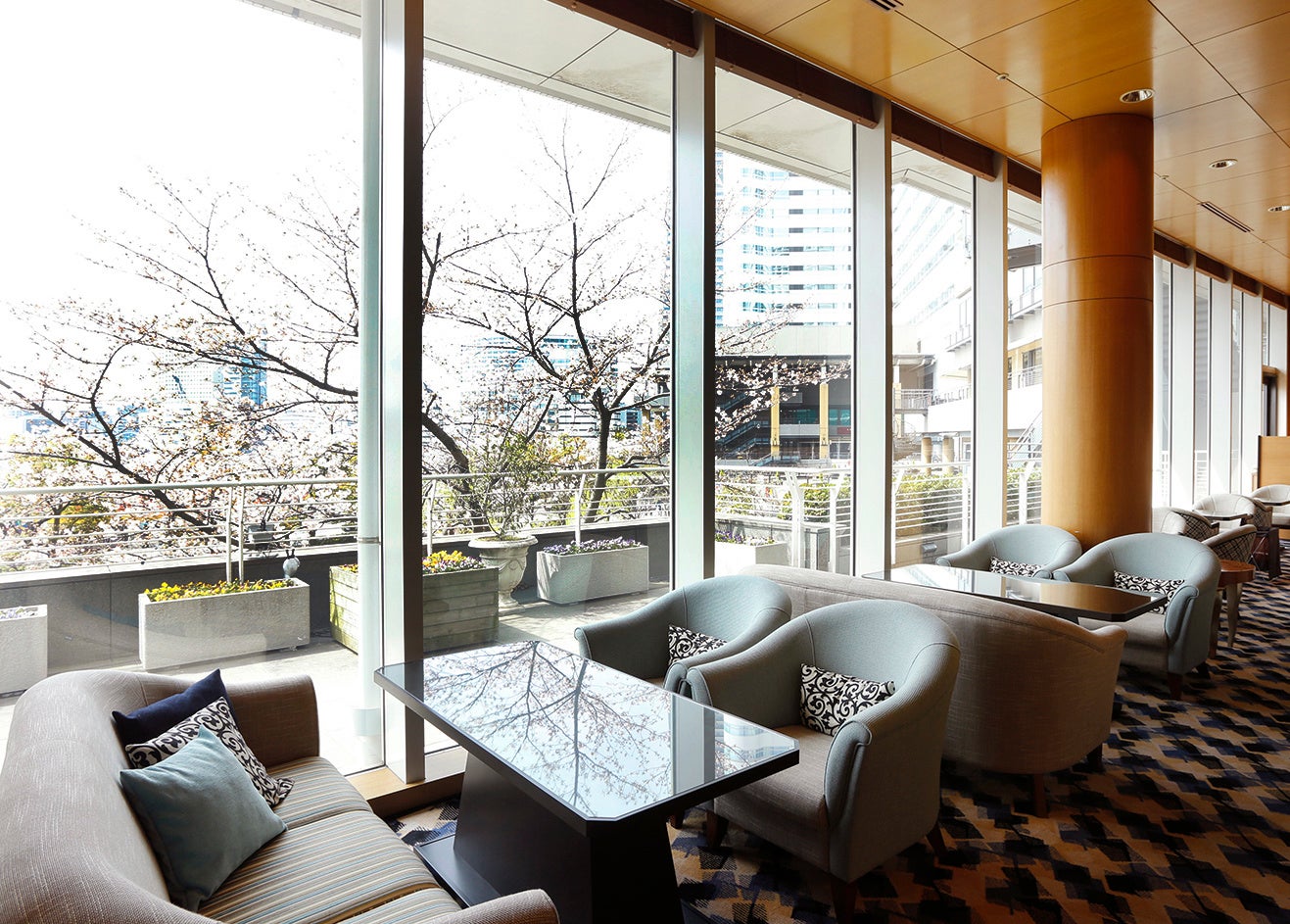 桜並木を間近で楽しめるラウンジ「ソマーハウス」