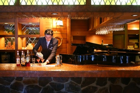 バーテンダーとピアノのもてなし