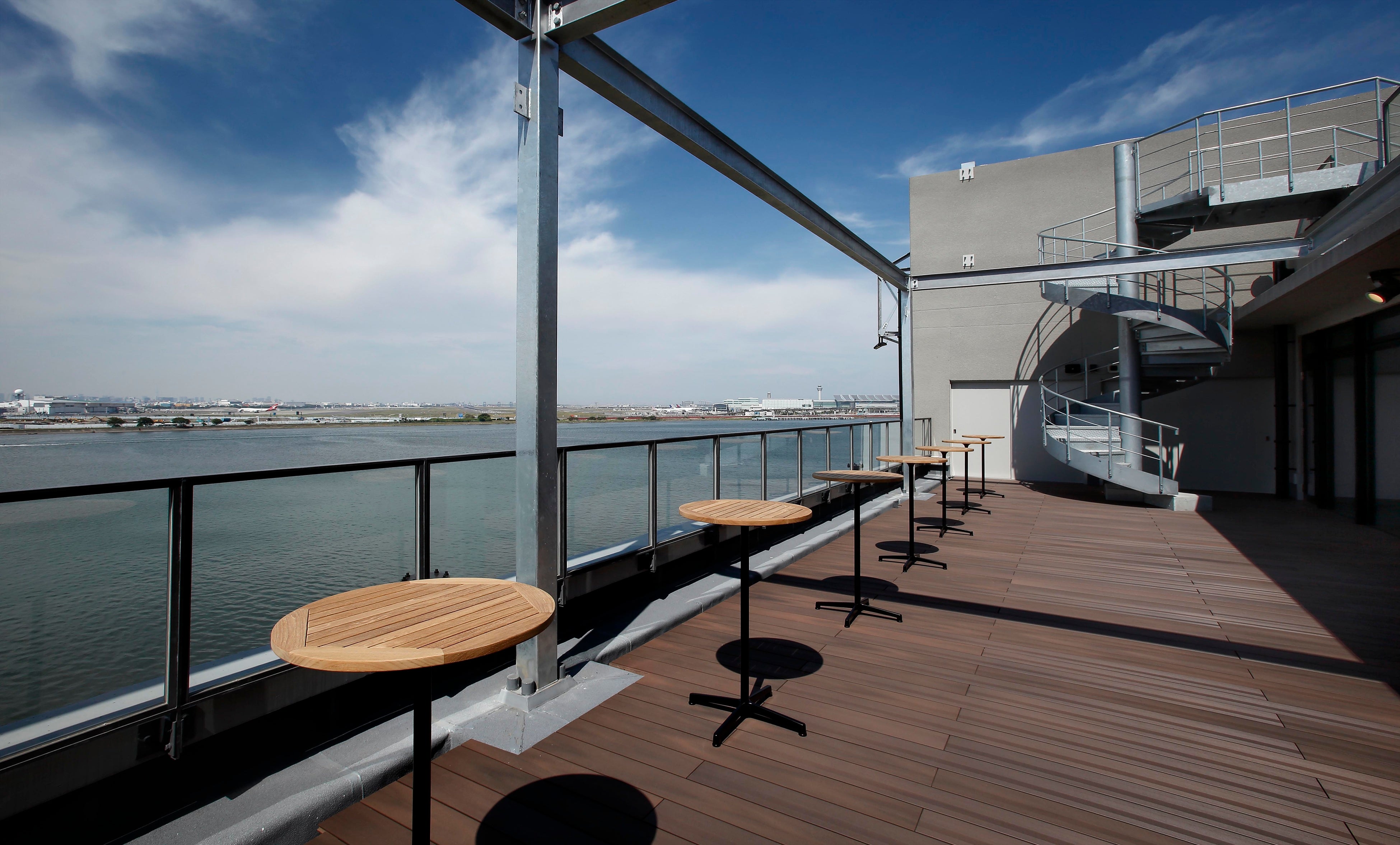 Captain’s Grill and Bar （5F）テラス