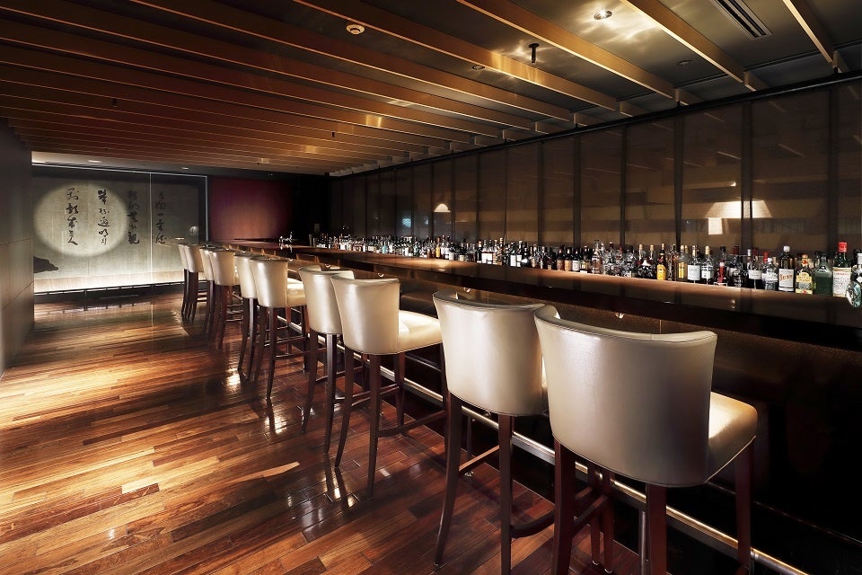 バー店内カウンター席