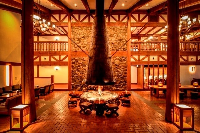 館内中央に配されるホテルのシンボル・暖炉 