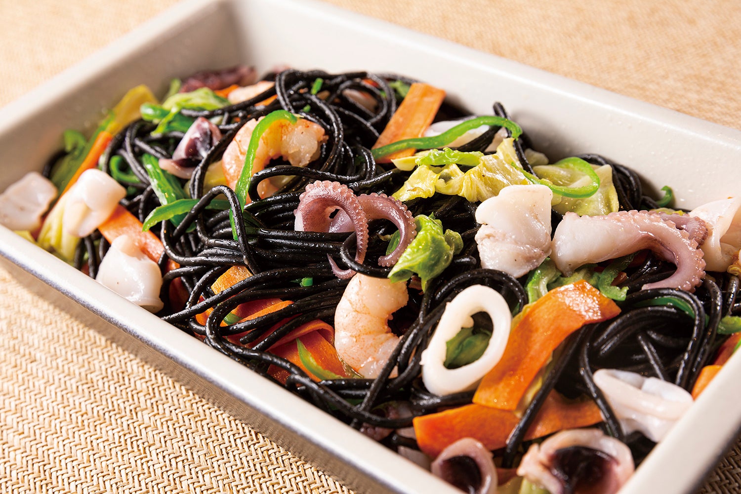 イカ墨麺の魚介焼きそば西伊豆“海賊焼”