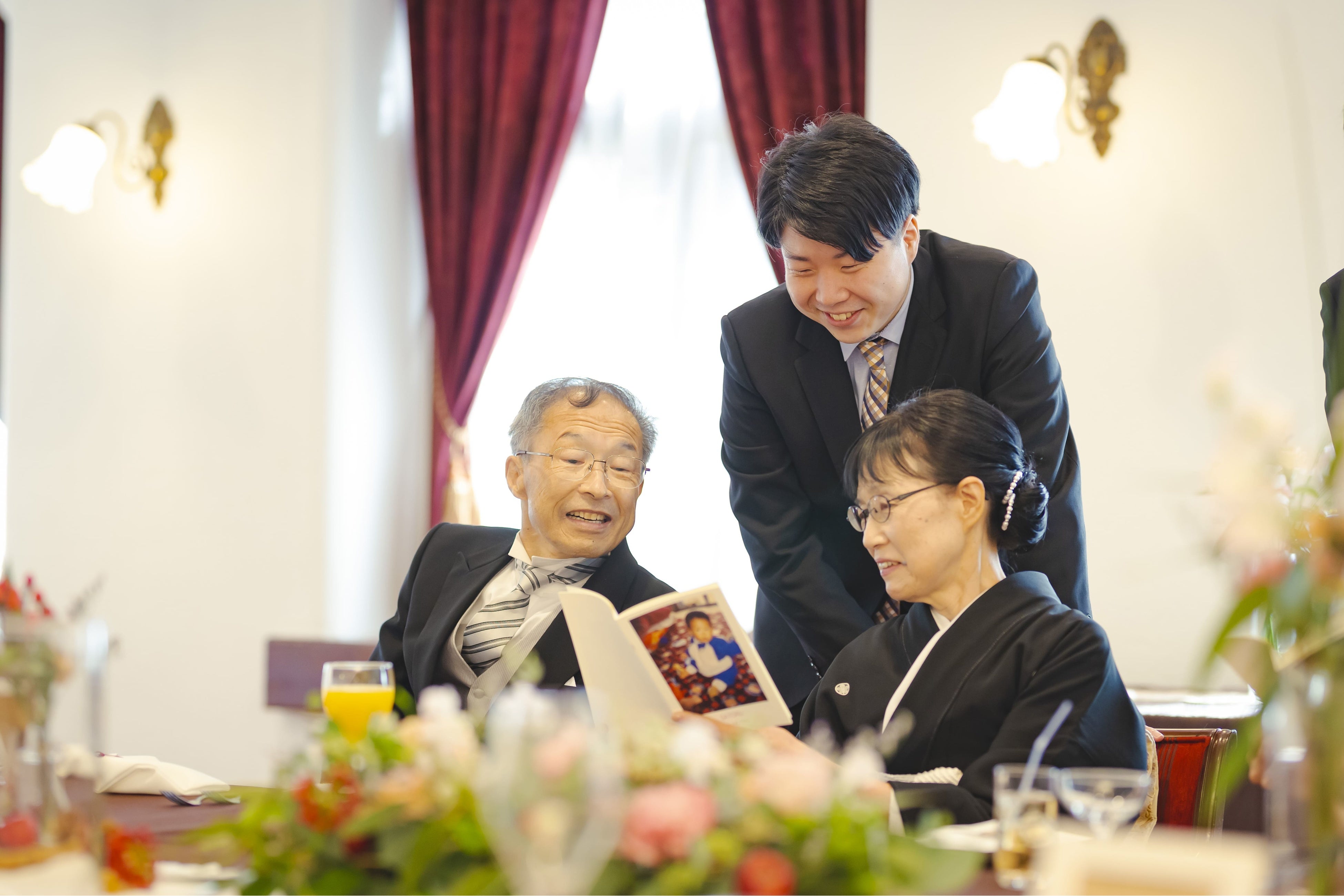 思い出話に花を咲かせて