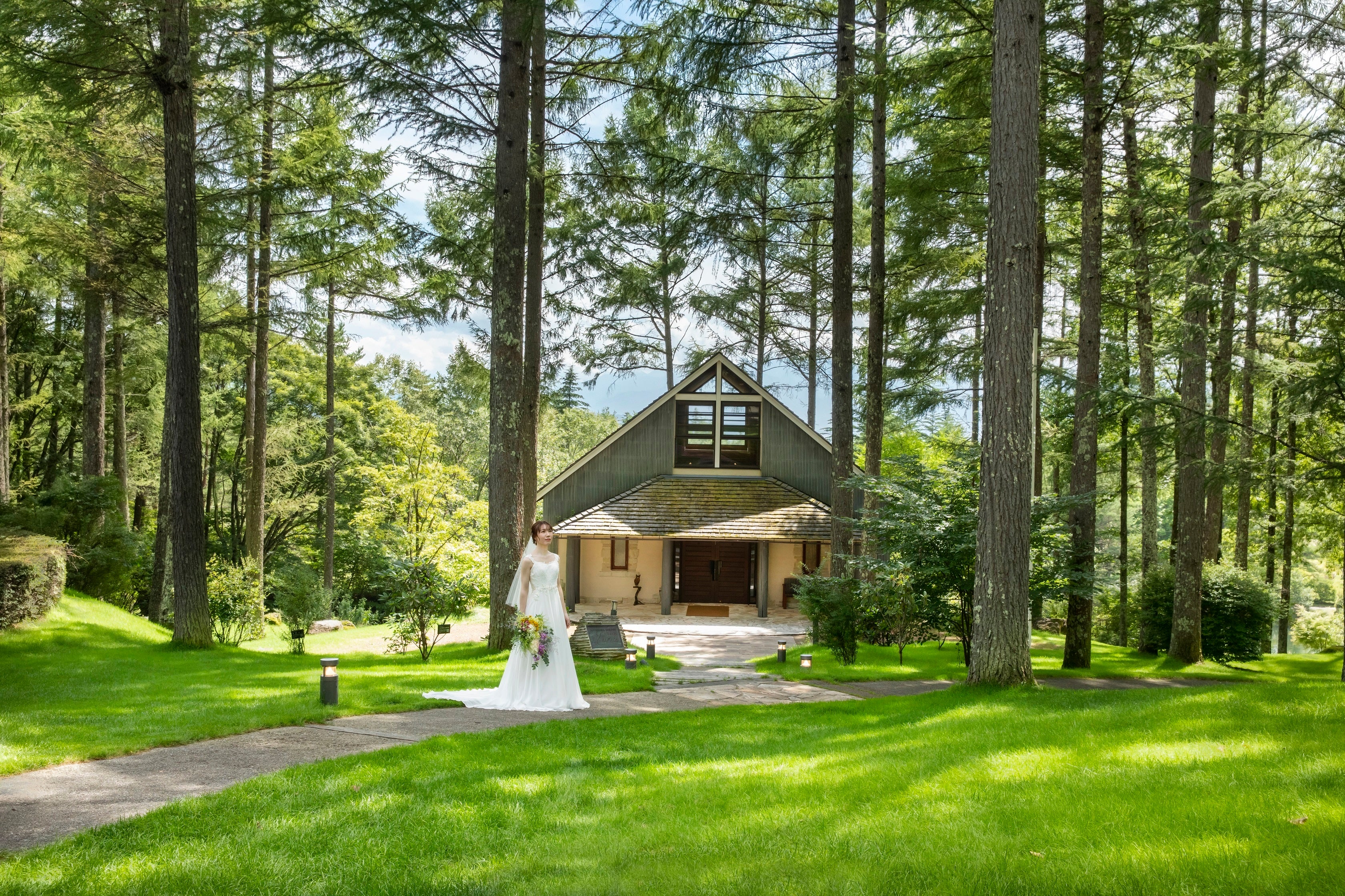 自然に溶け込むチャペル（外観）