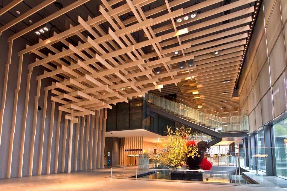 世界的な建築家 隈研吾氏によってデザインされたロビー