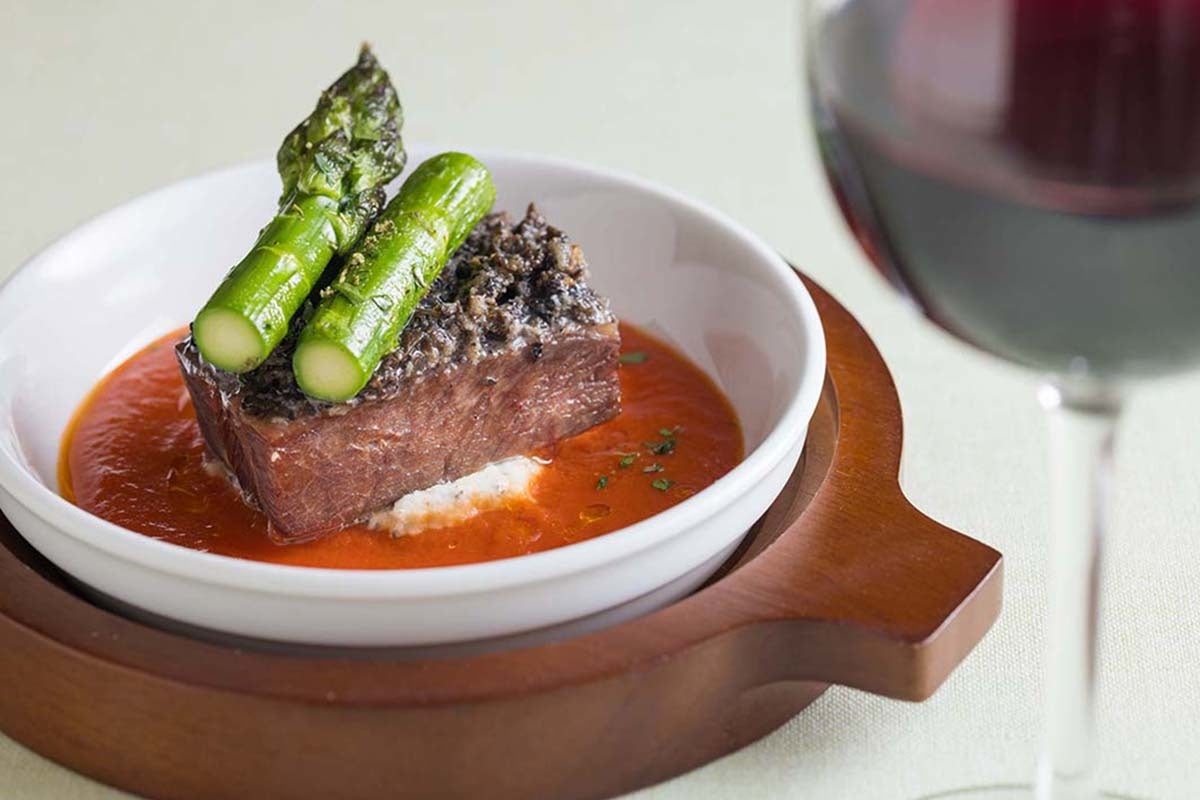 「じっくり煮込んだ黒毛和牛のトリュフ  バター焼き　トマトプロヴァンスソース」イメージ