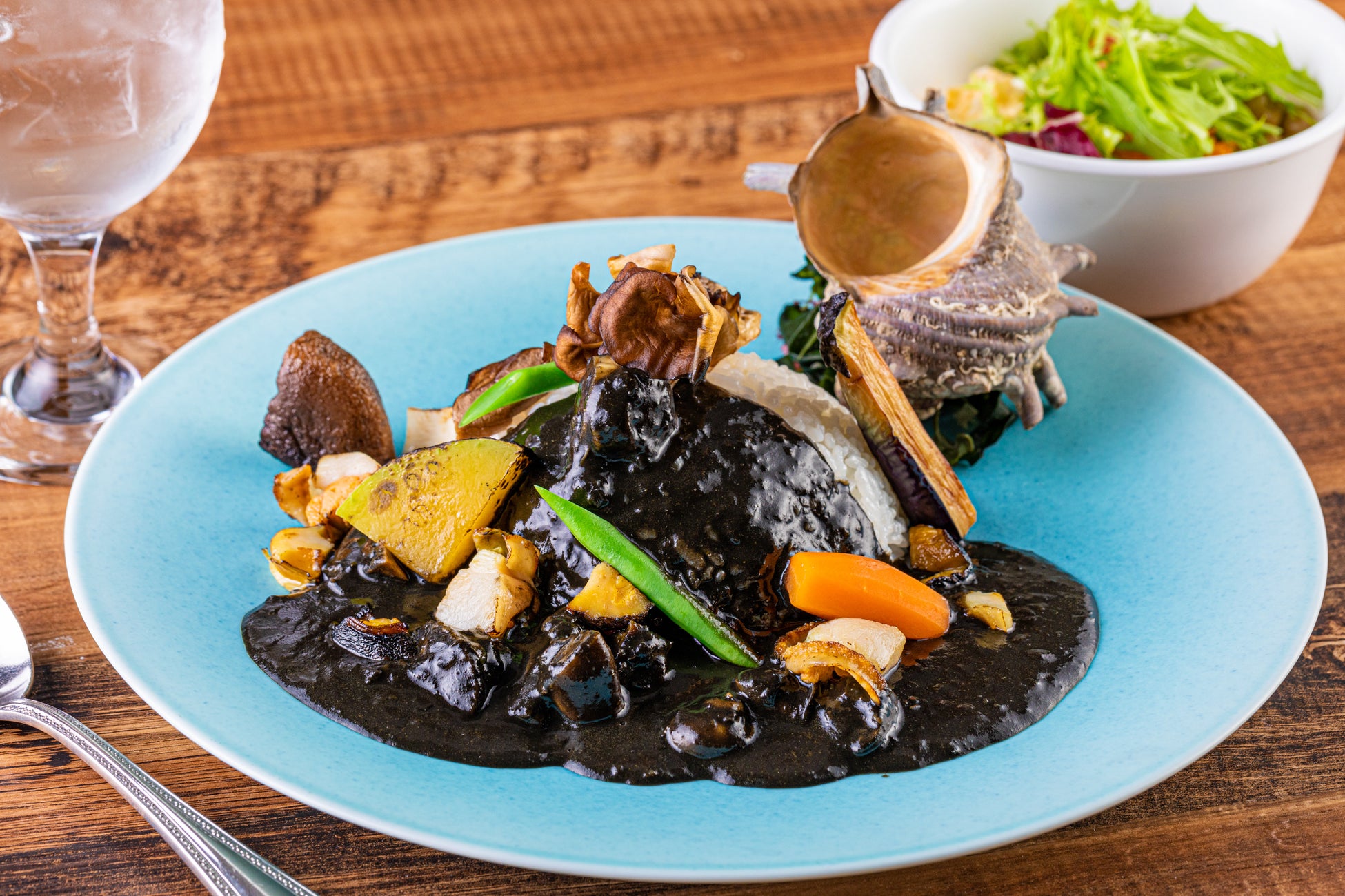 メレシーカレー ~伊豆産さざえのイカ墨ブラックカレー~
