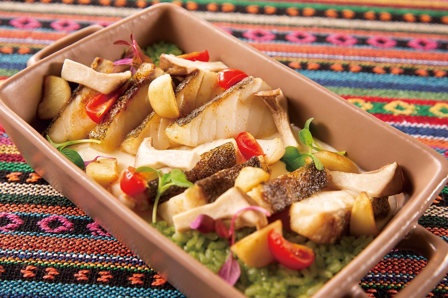 鱈のガラムマサラ焼き 白ワインクリームソース　抹茶のリゾット添え