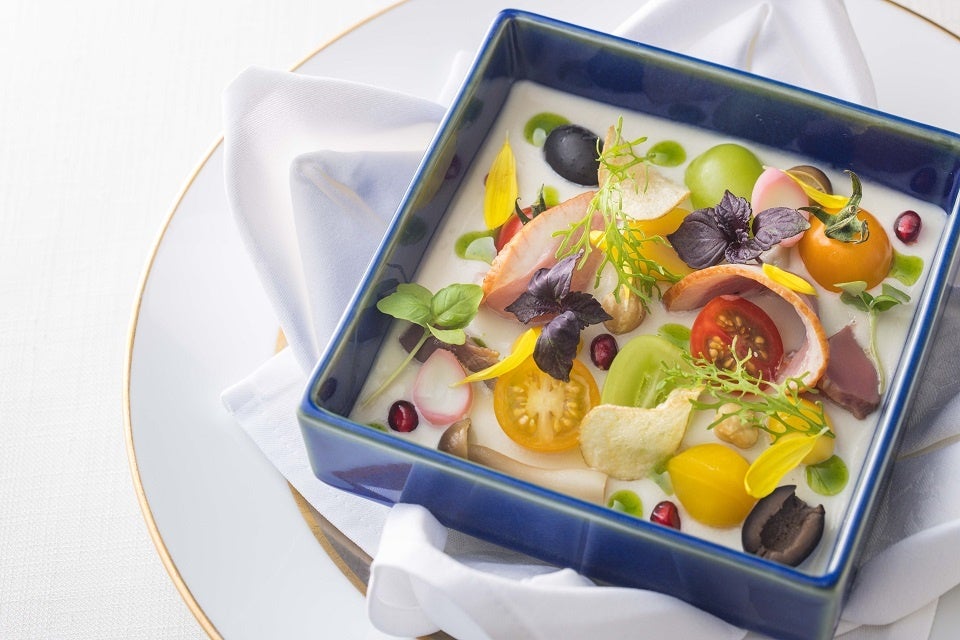 祝宴のはじめに 菊芋のピュレと季節の素材で彩るスクエアプレート