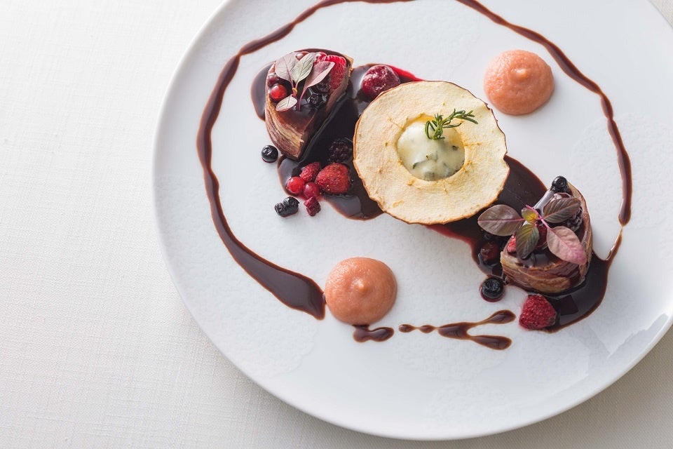 パンチェッタを巻いた鹿肉のロティ カカオ風味のベリーソース