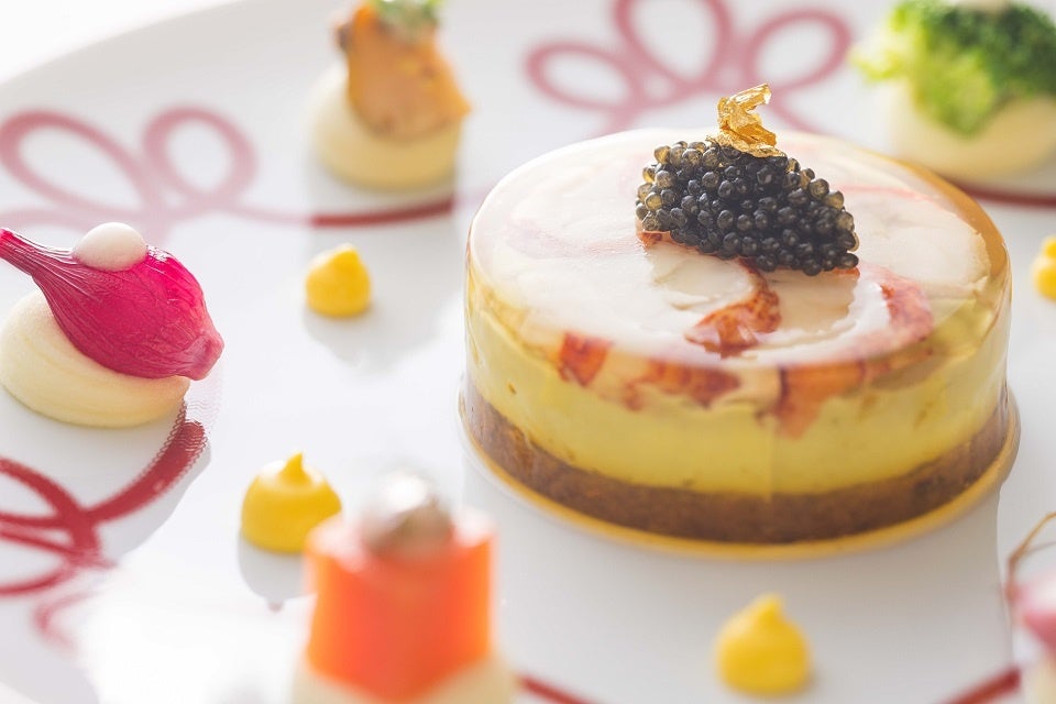 アボカドのムースとオマール海老のメダイヨン キャビア添え