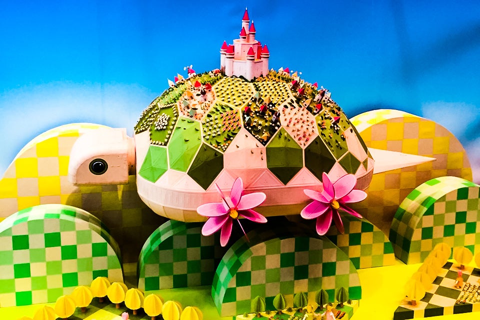 広井敏通作品より「花咲く大地　亀の飛行船」