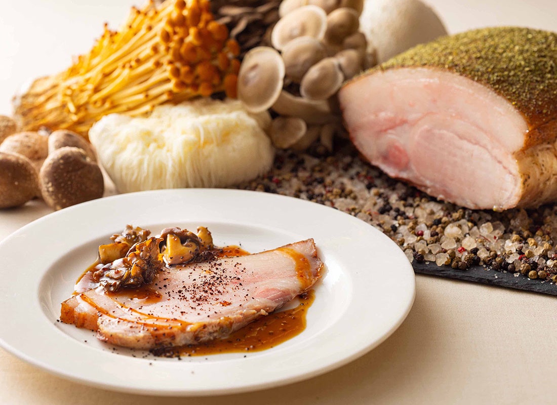 「石巻市リヤンド松浦の『幻の島豚』のロースト 茸マスタードソース」イメージ