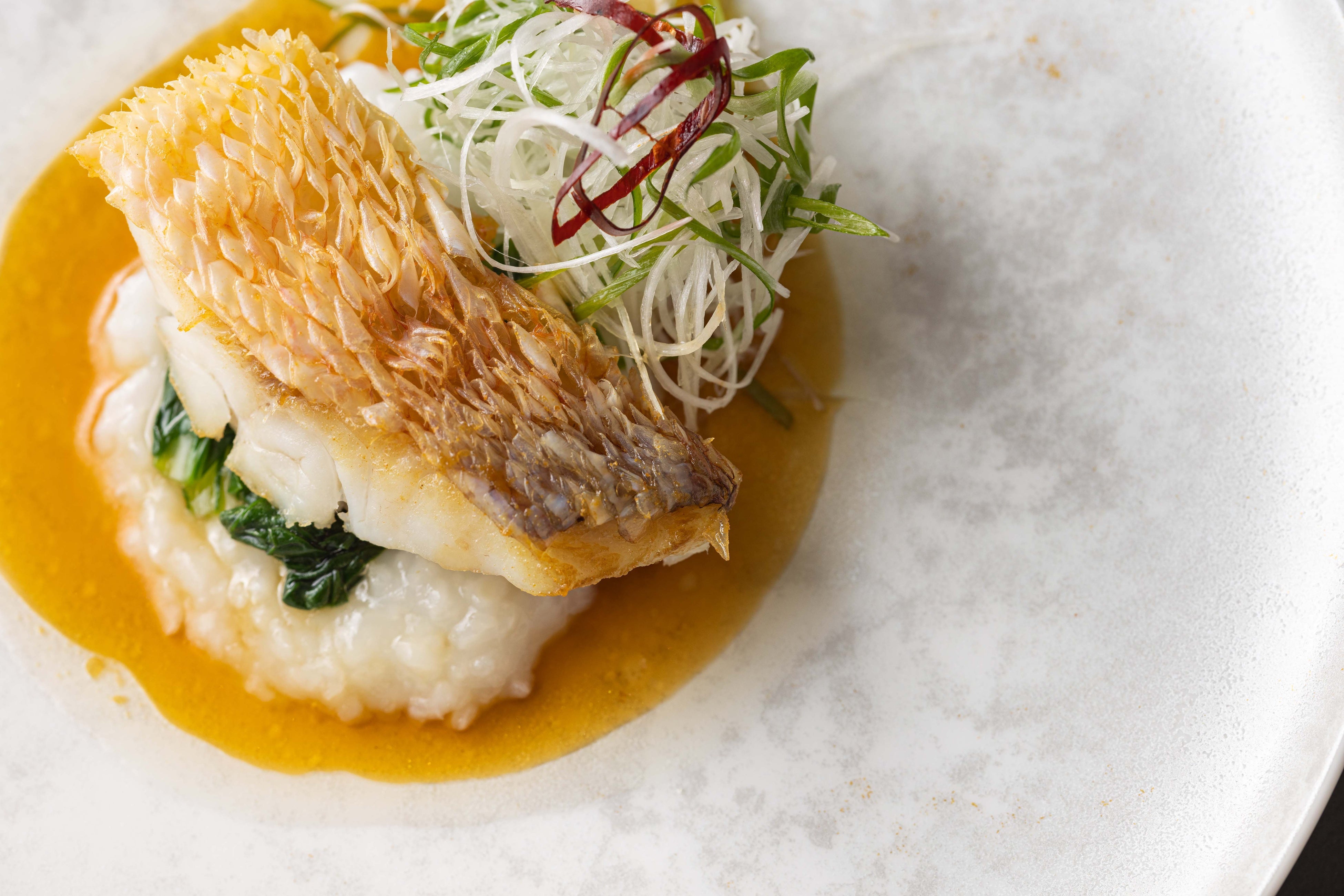 赤甘鯛の鱗煎り焼き ひゃくまん穀粥と一本葱の香り