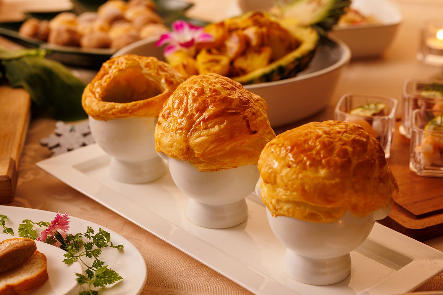 牛肉の赤ワイン煮込みのパイ包み焼き