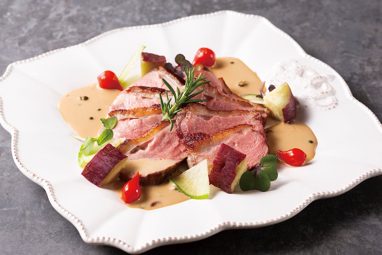 鴨胸肉の薫香ロティ 緑胡椒ソース トリュフ香るソースフォンドヴォー