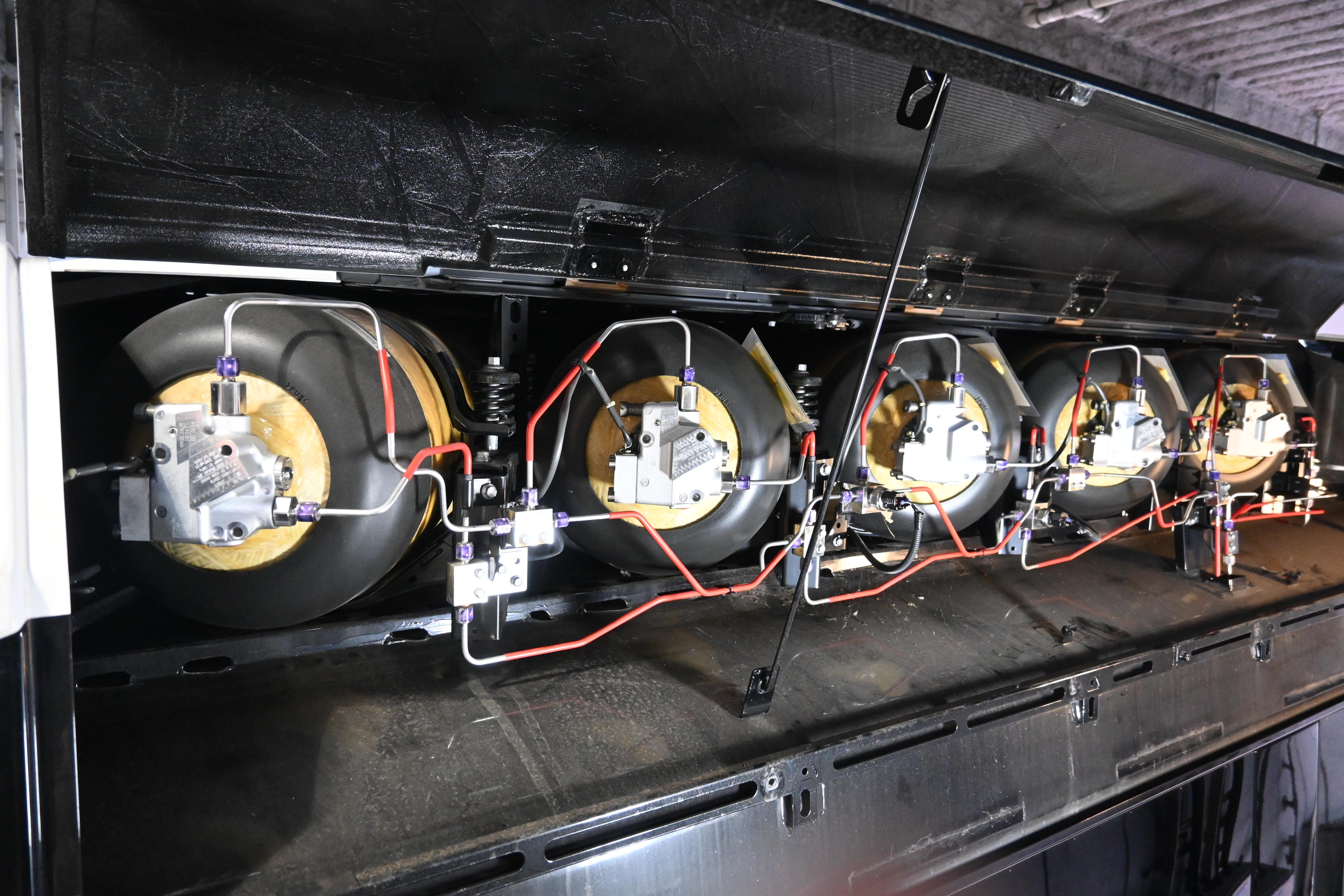 バス上部に搭載されている高圧水素タンク