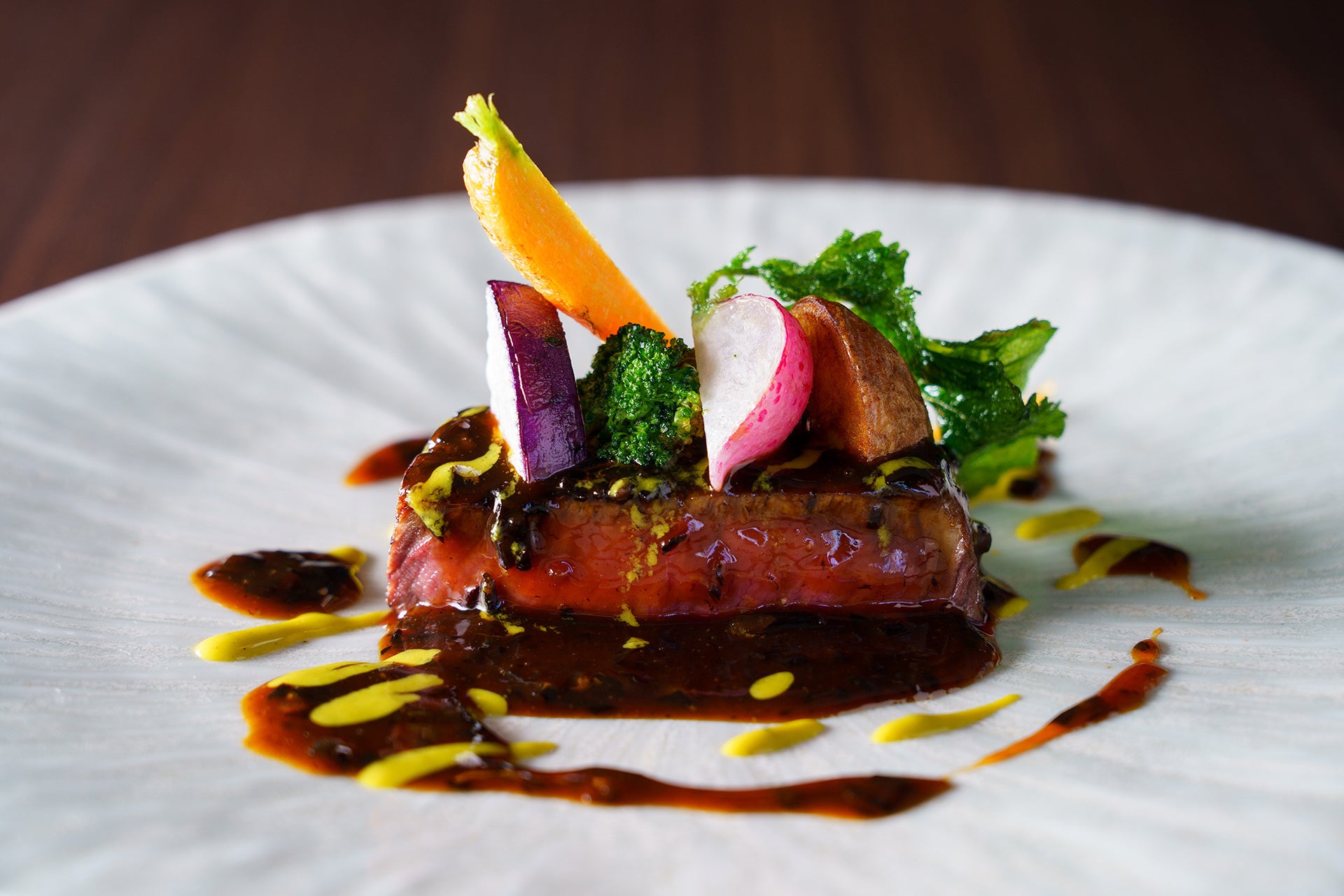 牛フィレ肉のグリル ひじき入りマデラ酒のソース グリーンマスタードをアクセントで 温野菜添え