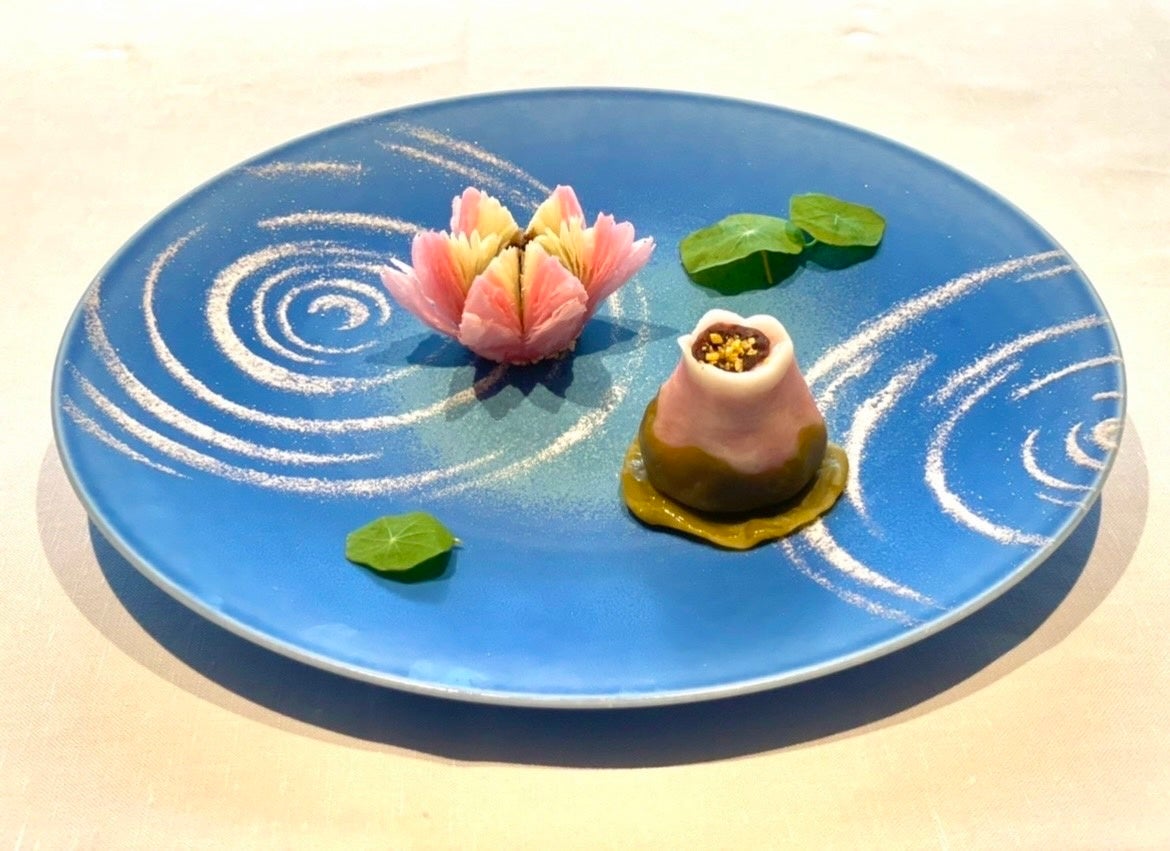 水面に浮かぶ蓮と蕾　～胡月池の風景に見立てて～　凍頂烏龍茶と甜点心のペアリング