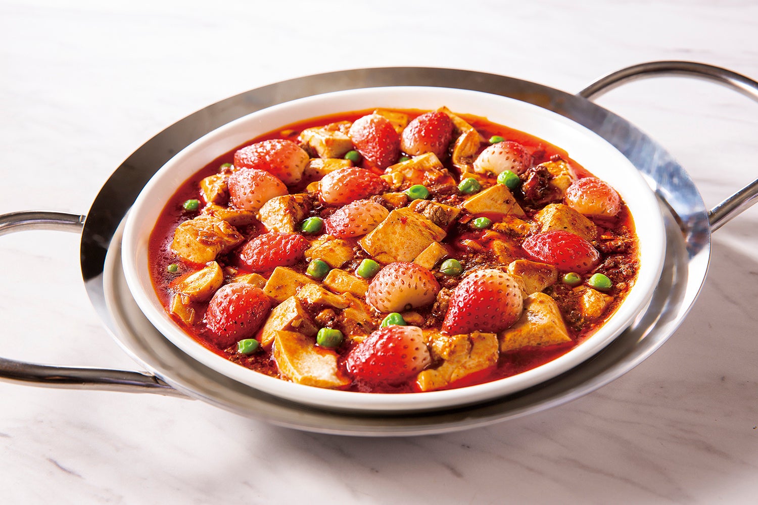 四川風麻婆豆腐 黒酢で漬けたいちご添え