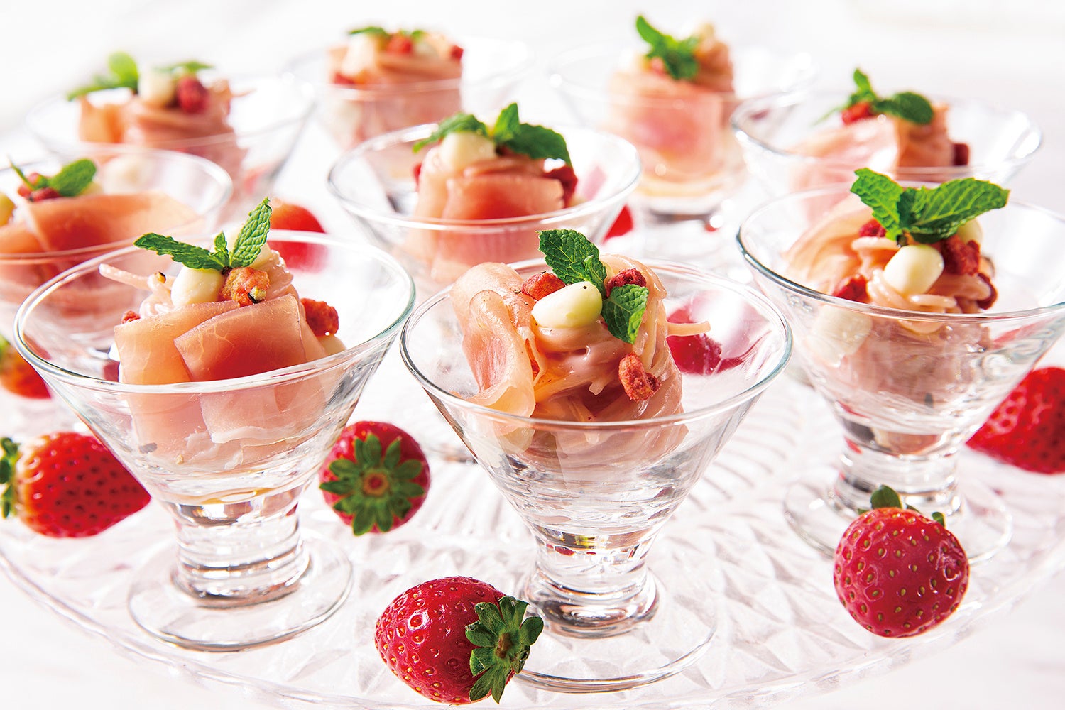 カッペリーニとモッツアレラ　いちご風味の冷製カルボナーラ