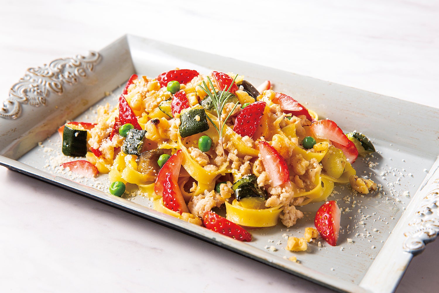 フェットチーネ チキンといちごのラグーソース