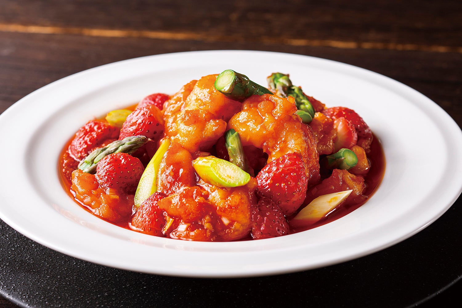 海老のチリソース煮　黒酢漬けいちごとグリーンアスパラ添え