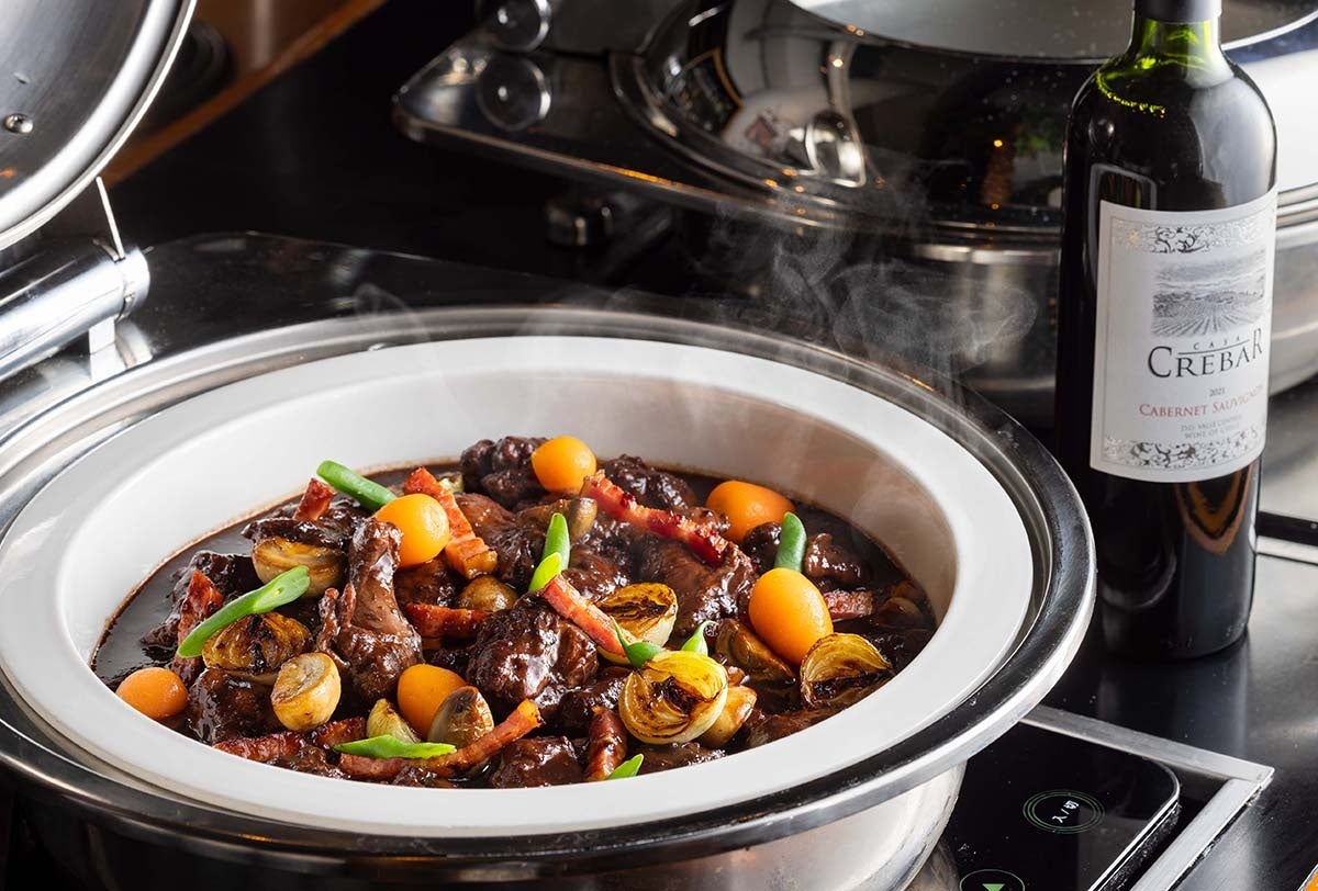 「神奈川野菜と鶏の赤ワイン煮込み」イメージ
