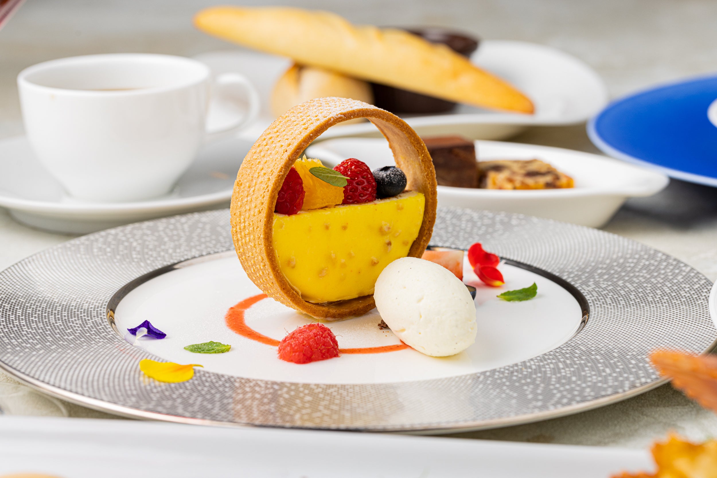 デザートイメージ　レモンタルトと高橋養蜂のハチミツ入りアイス